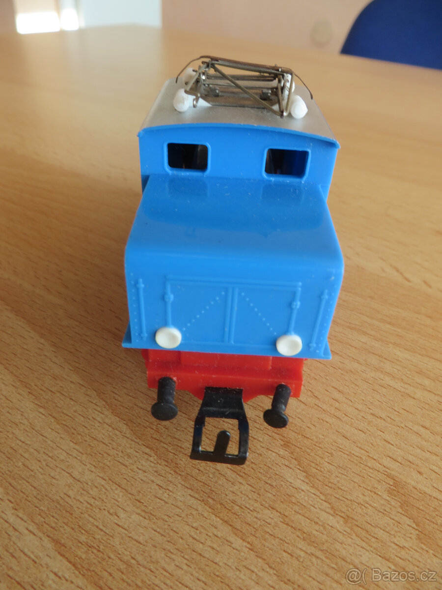 Kolejiště+ el. mašinka + vagónky - 4