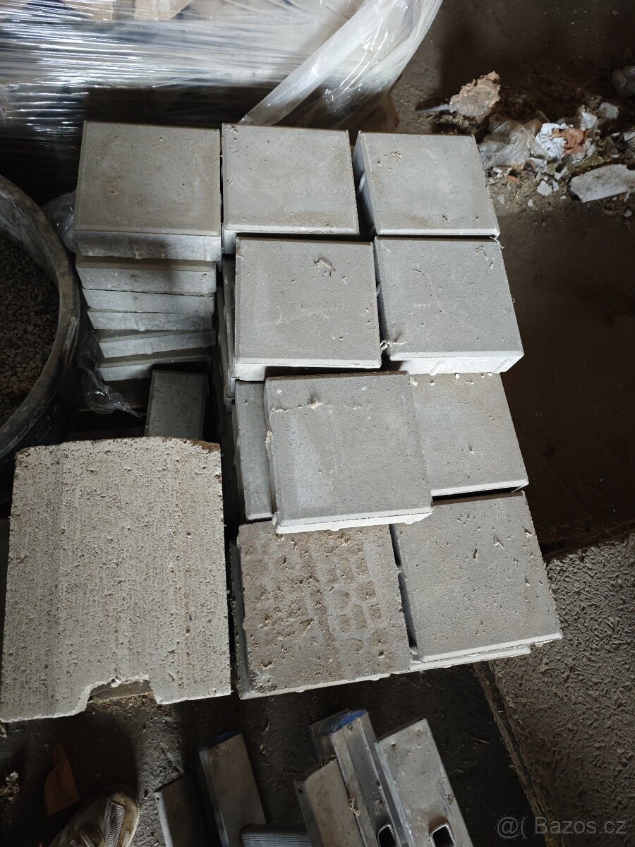 Stavební materiál – střešní tašky a další, různé druhy. - 4