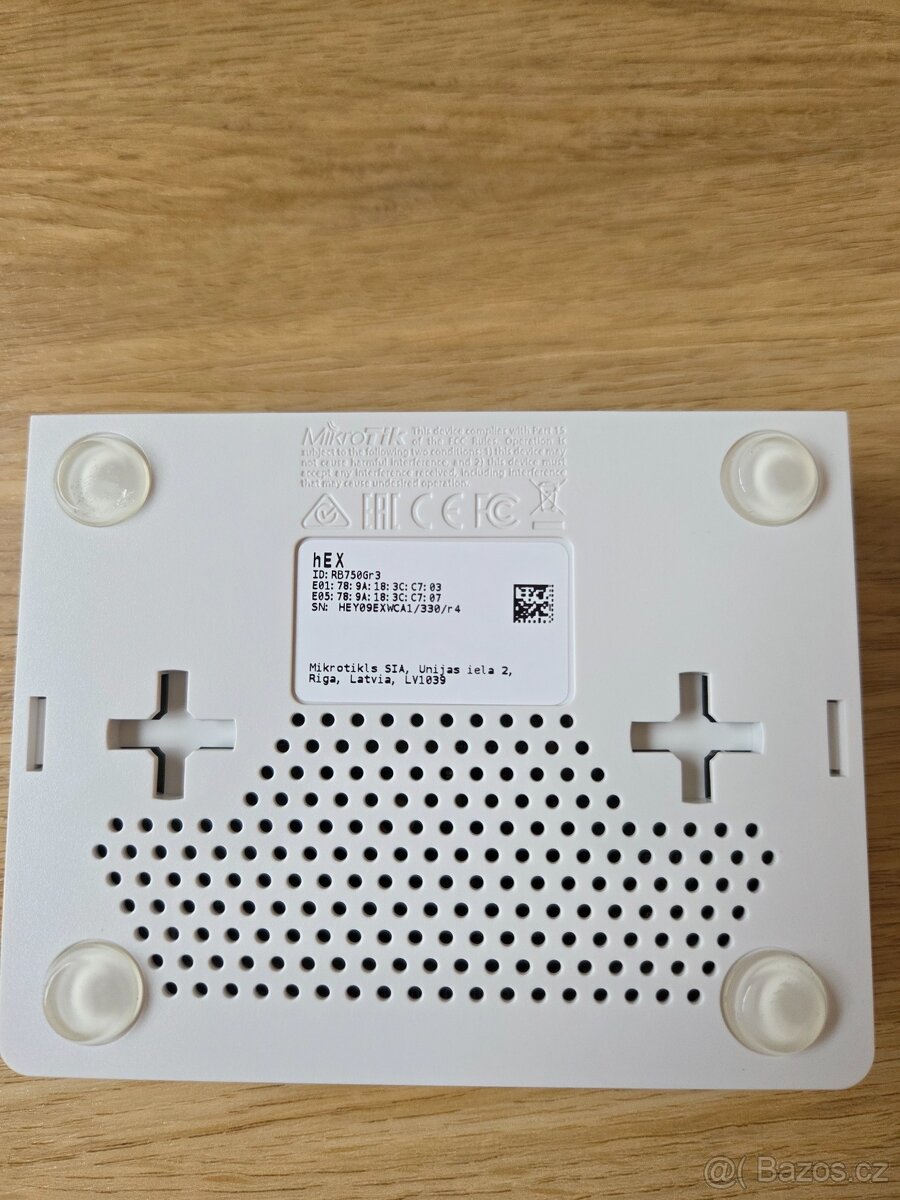 Router MikroTik hEX RB750Gr3 - 4