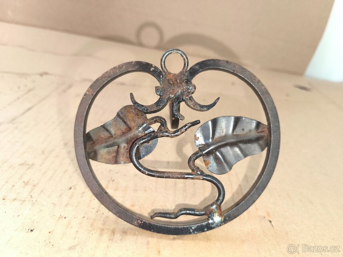 Prodám starožitný držák z tepaného železa - 4