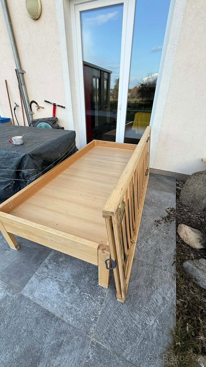 Prodám dvě dřevěné postele 90 x 200cm - 4