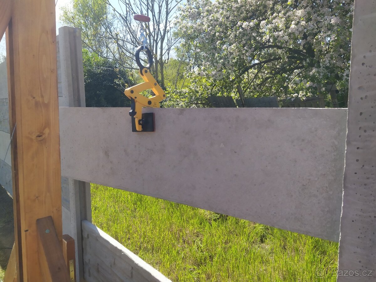 Samosvorné manipulační kleště na stavbu betonového plotu - 4