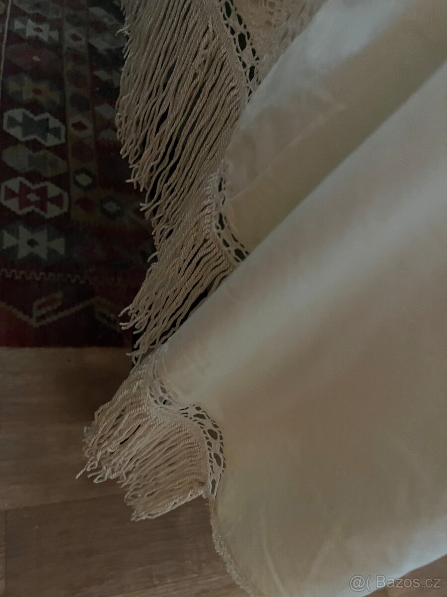 Starožitný ručně vyšívaný přehoz na postel - 4