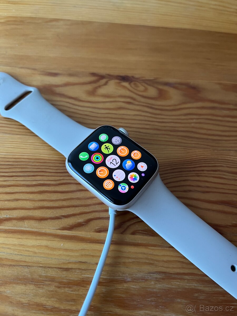Apple Watch SE 2 (GPS) 44 mm bílé barvě - 4