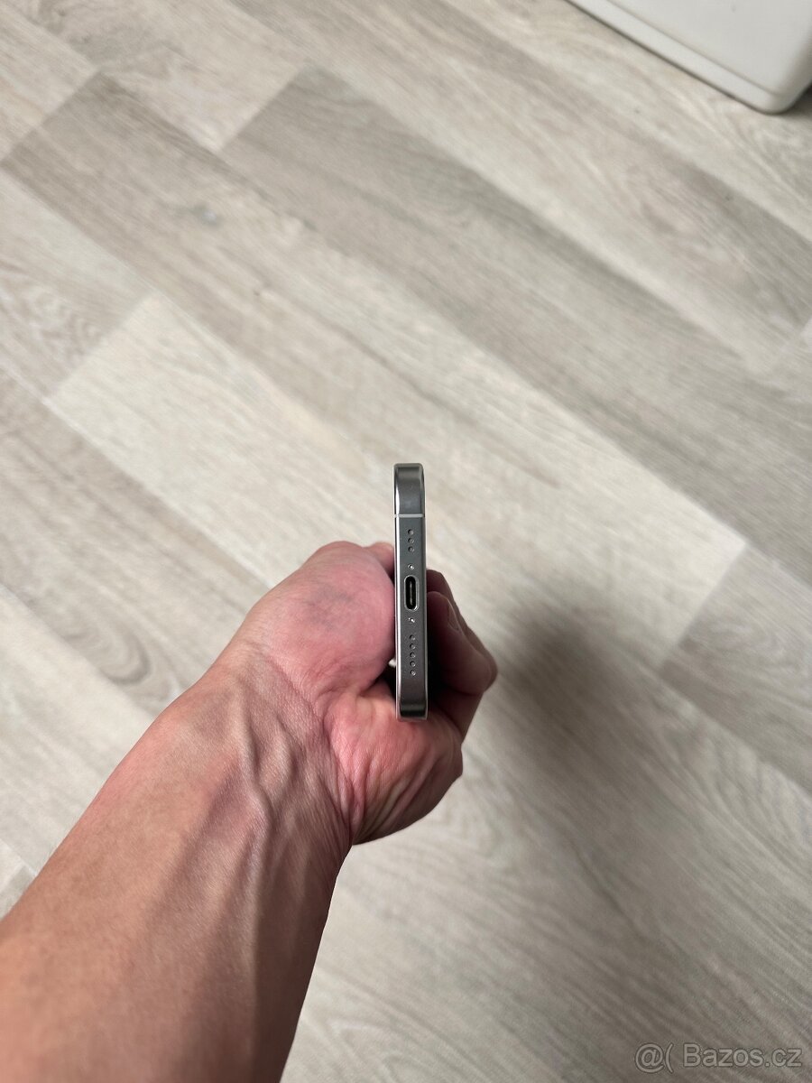 IPhone 16 Pro verze E-sim - 4