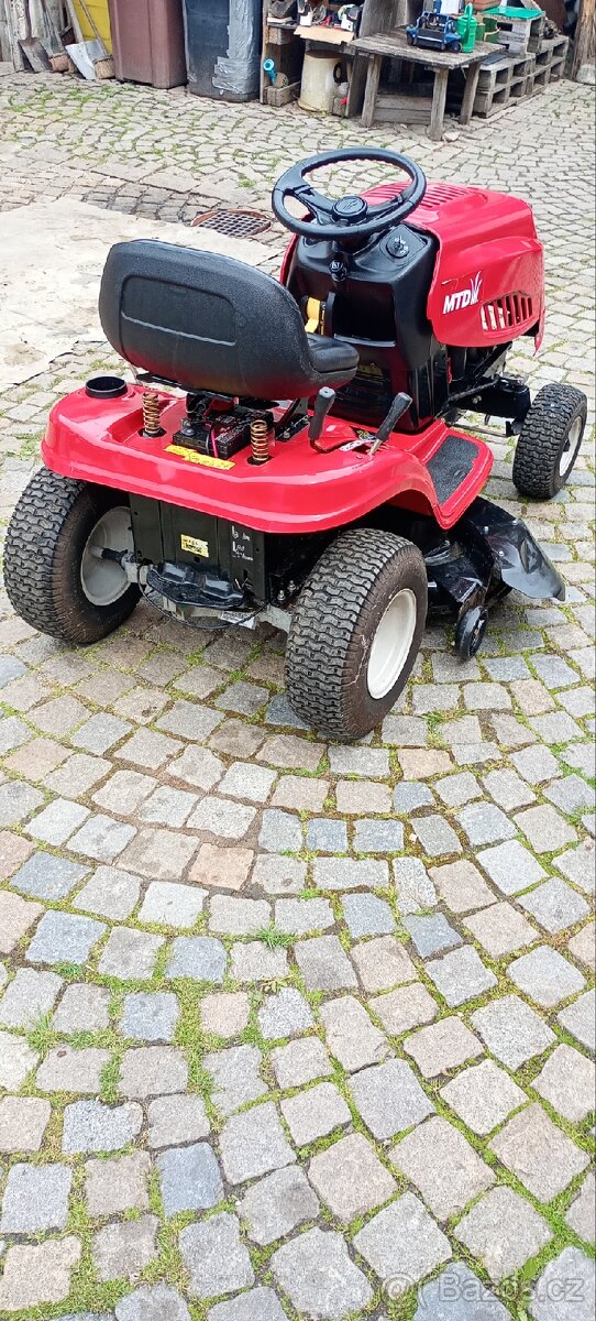 Zahradní Traktůrek MTD - 4