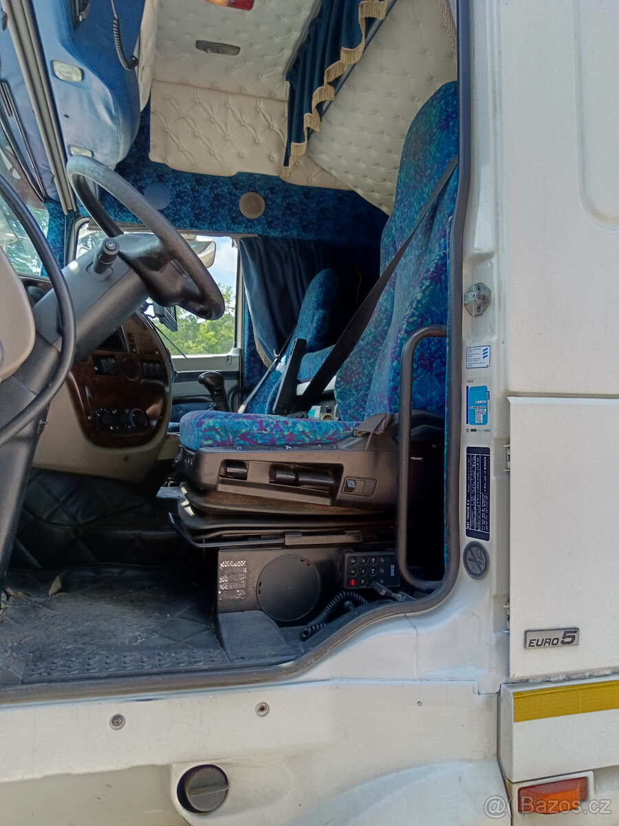 DAF XF 105.460 PŘEPRAVNÍK STROJŮ A VOZIDEL -14 T -
