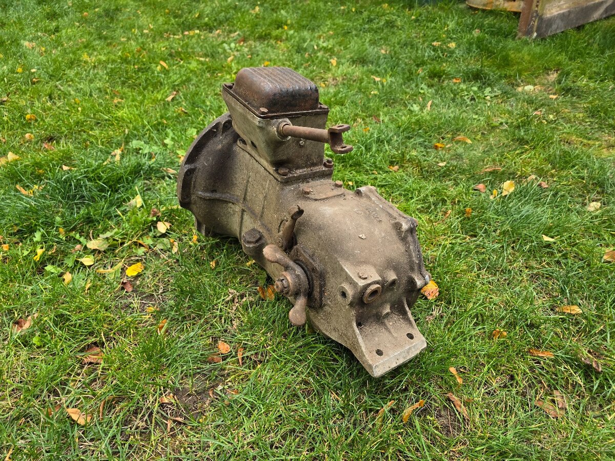 Převodovka z frézky - náhradní díly - 4