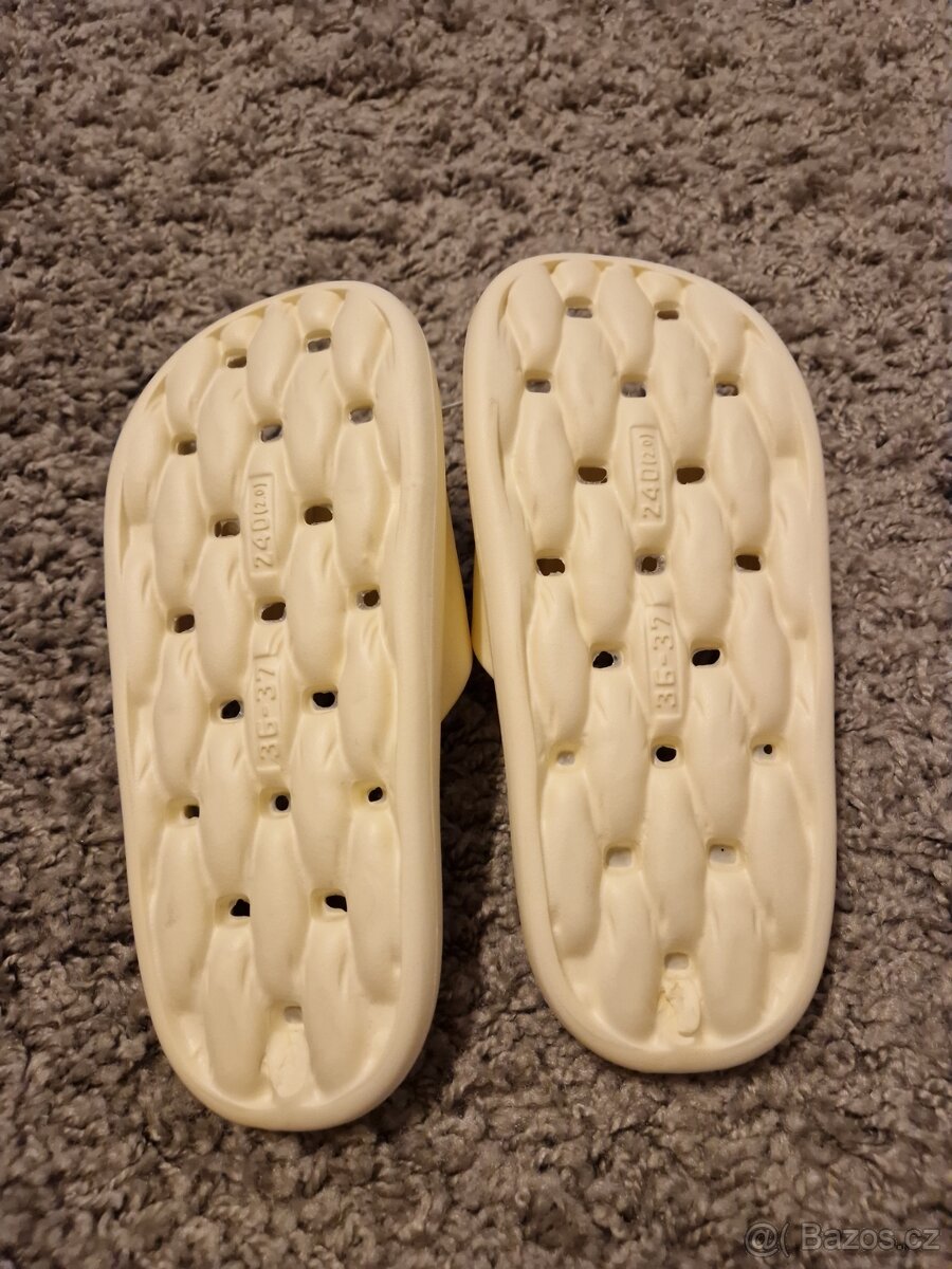 Lehoučké nazouváky k vodě - 4