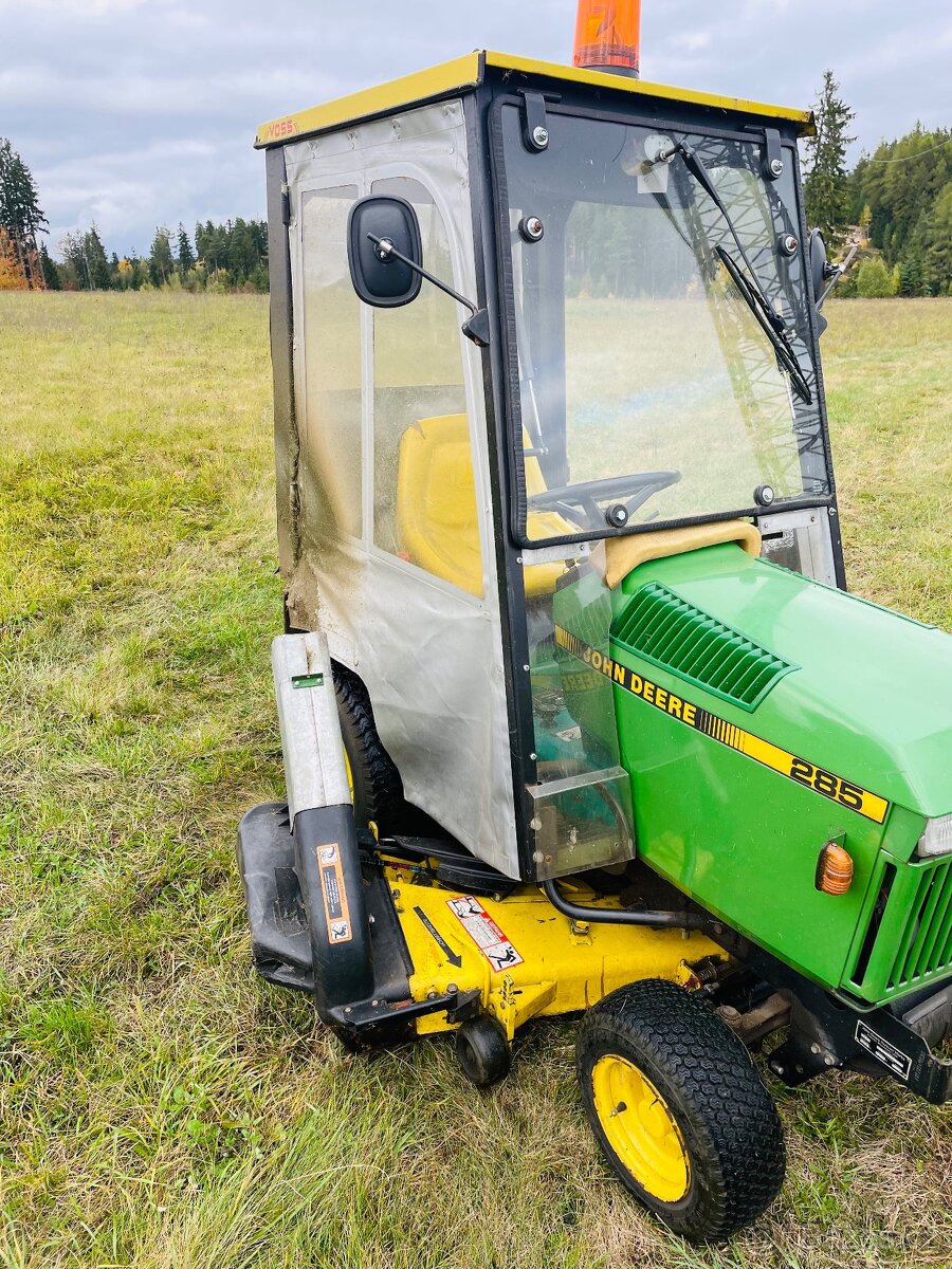 Vzácný zahradní traktor John Deere 285 s kabinou a radlicí - 4