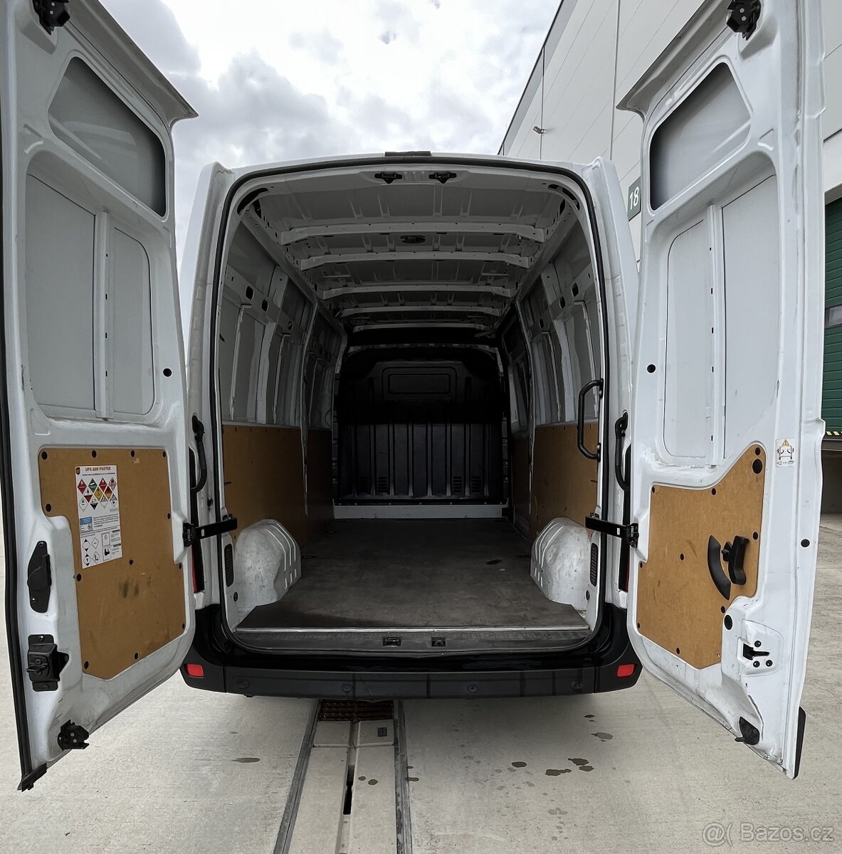 Půjčte si prostornou dodávku Opel Movano L4H2 - 4