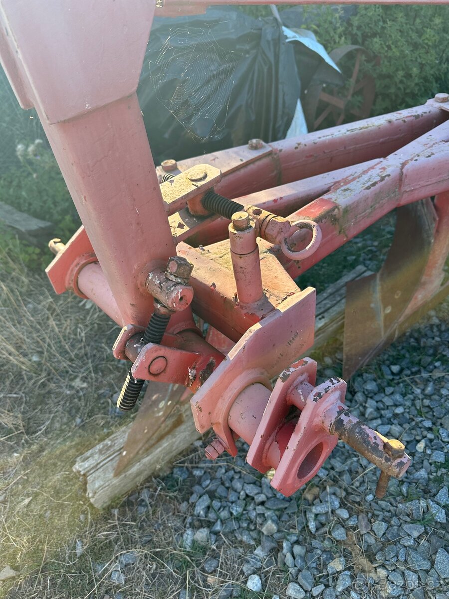4. Radličný pluh za traktor - 4