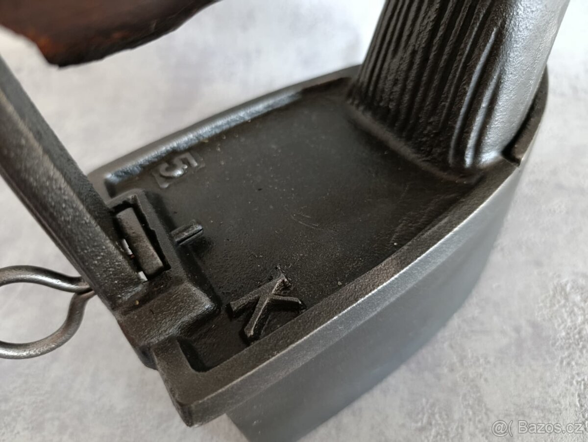 Stará velká orig. atypická žehlička s komínem. Krásná atyp - 4