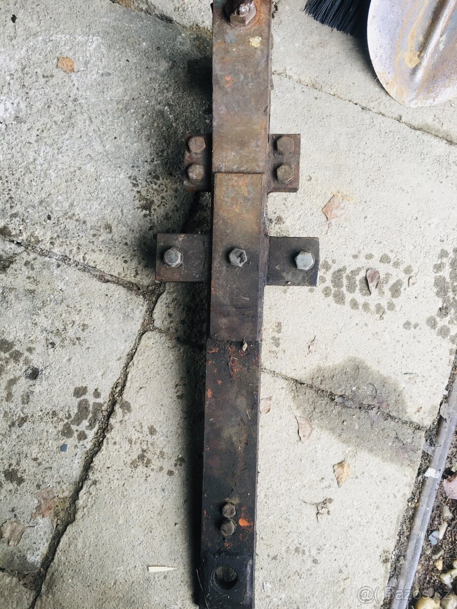 Spodní závěs k nakladači - 4