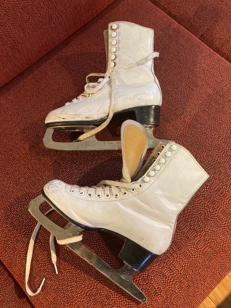 Dva páry dívčích bruslí - 4