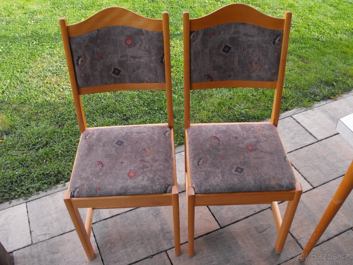 5x čalouněné židle z masivu + jídelní stůl - 4