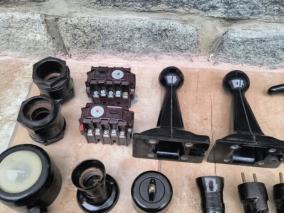 Starožitné bakelitové věci (jističe, kryty, zásuvky...) - 4