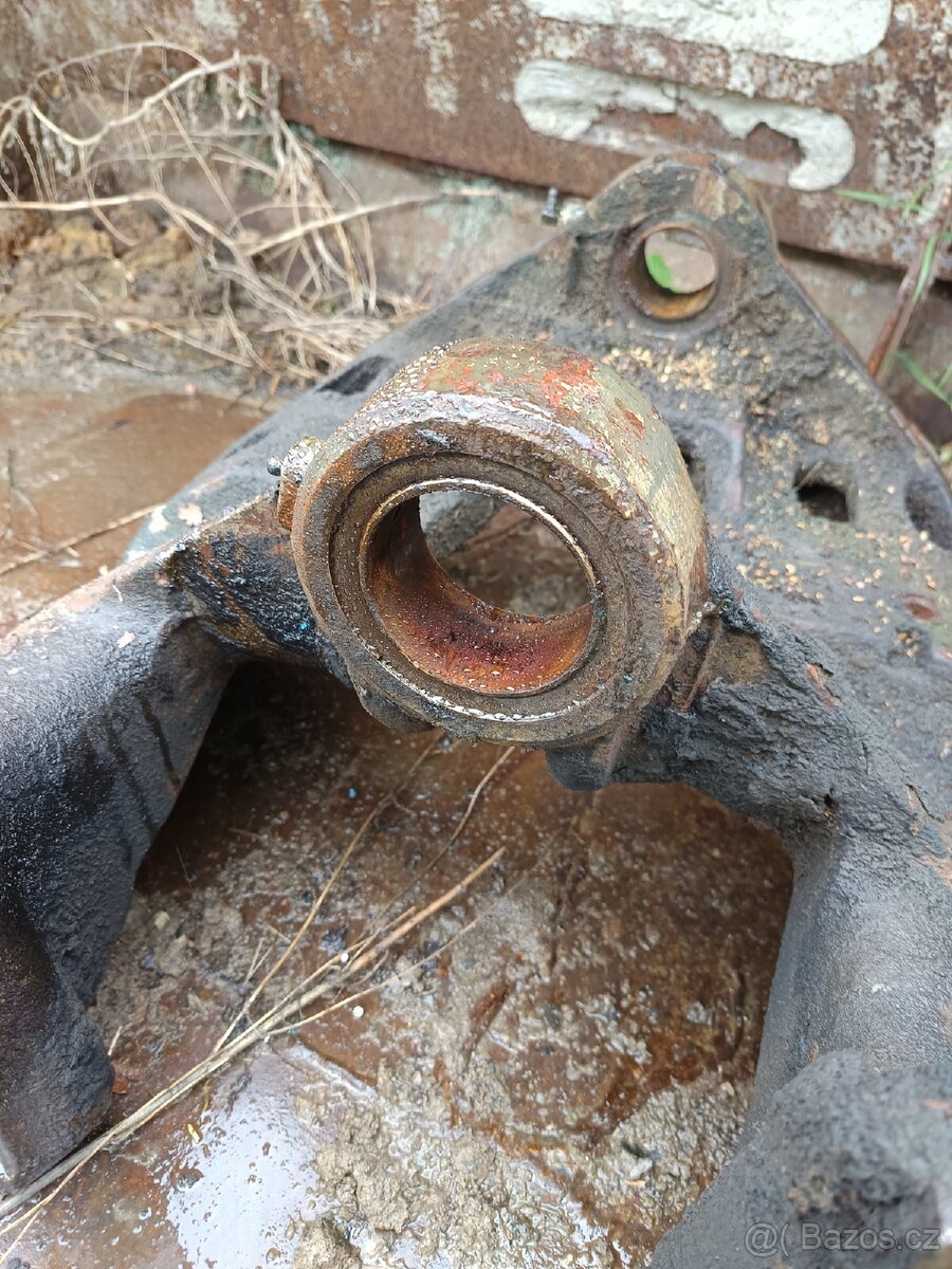 Prodám konzoli přední nápravy Zetor Crystal - 4