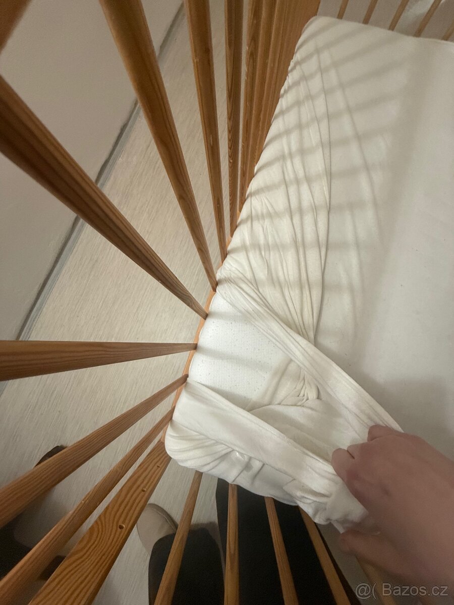 Dětská dřevěná postýlka s matraci - 4