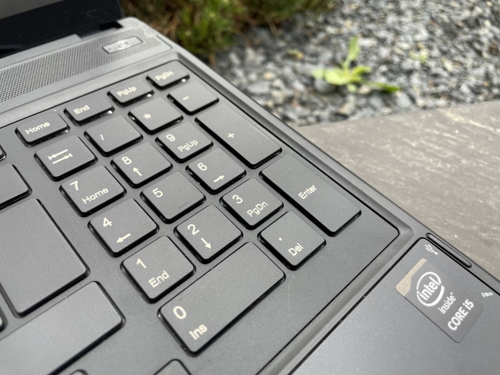 Větší 15.6" notebook na hry s NVIDIA GeForce - 4