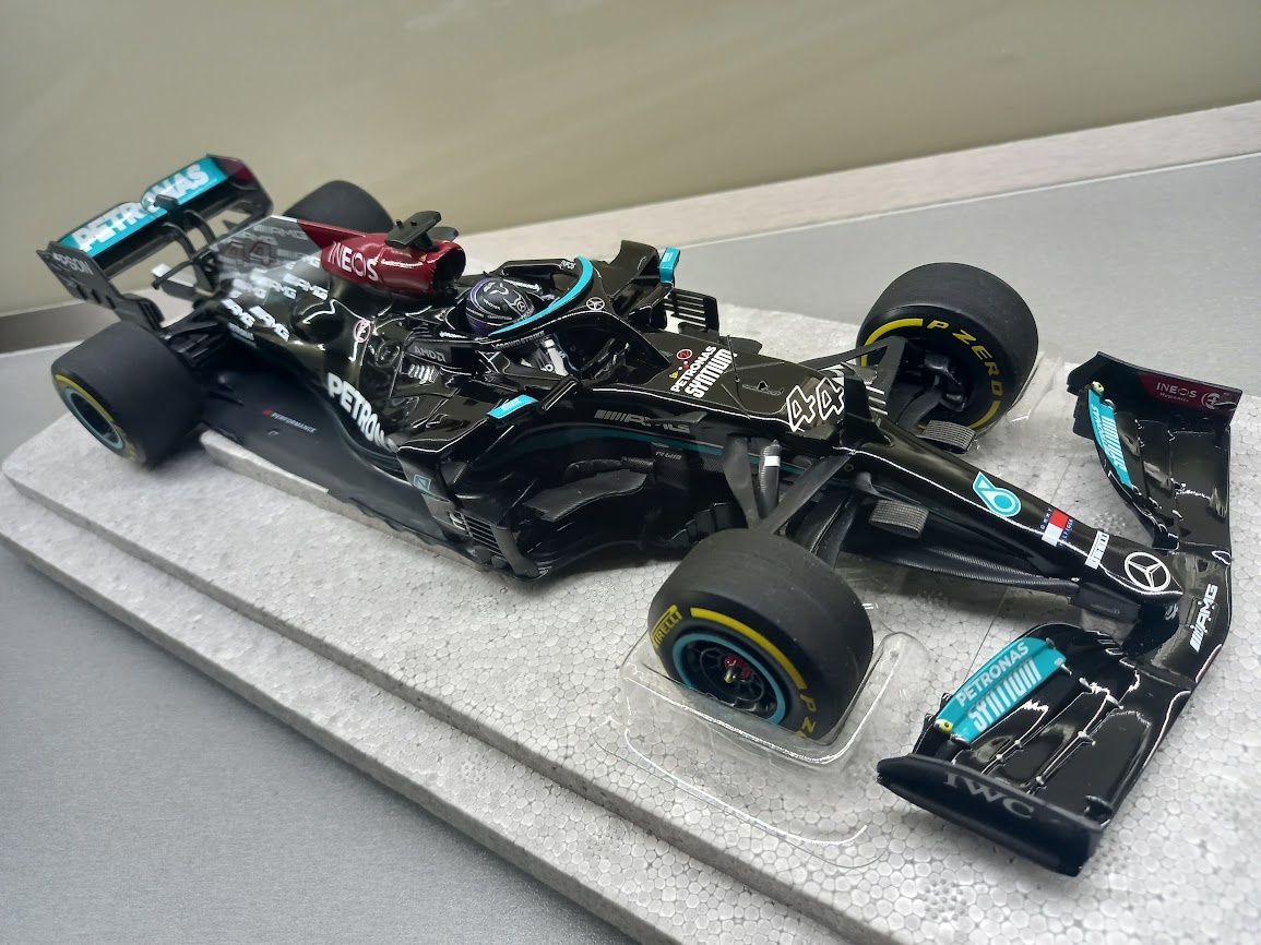 F1 MERCEDES W12 HAMILTON VÍTĚZ BAHRAINU 2021 MINICHAMPS 1:18 - 4