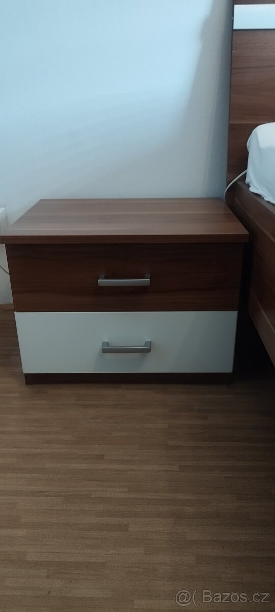 Manželská postel a noční stolky - 4