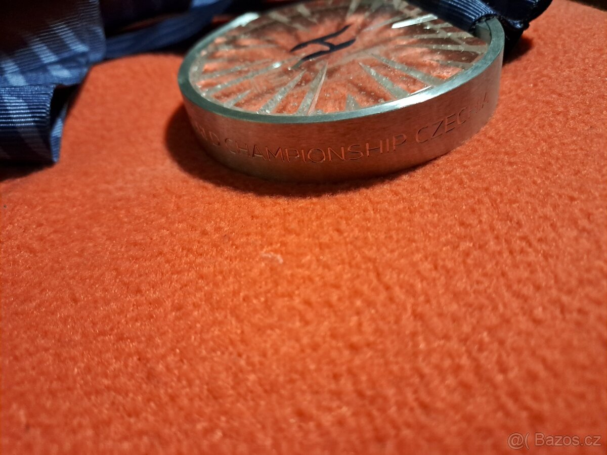 Medaile MS 2024 v ženském hokeji patřící Marie-Philip Poulin - 4