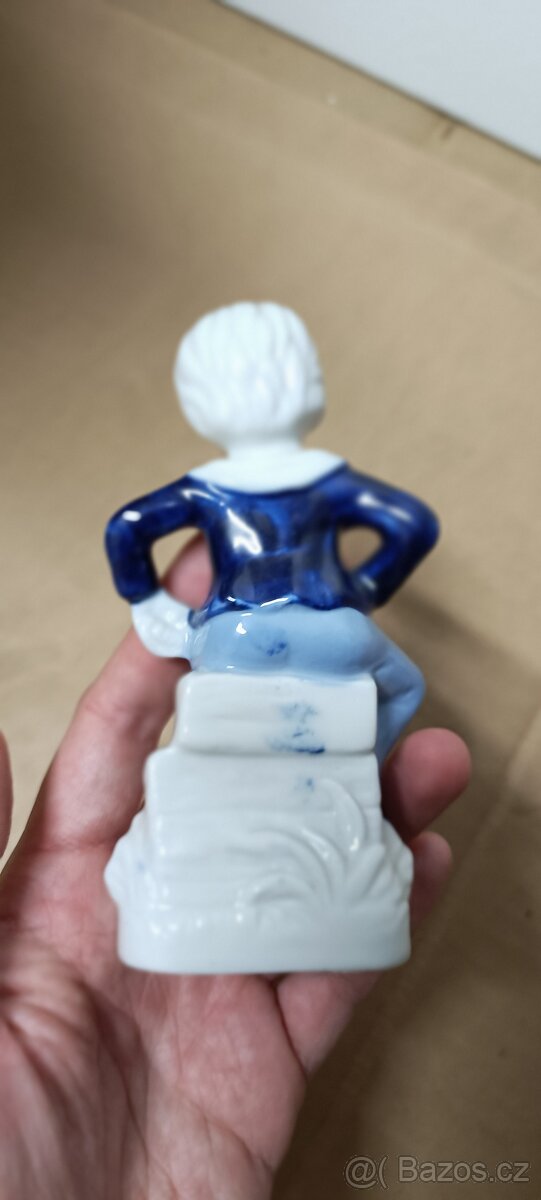ručně malovaná porcelánová figurka chlapce se psem - 4