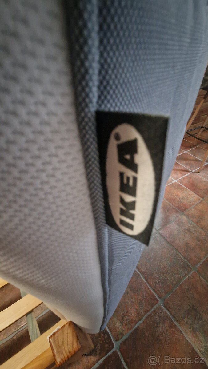 Dřevěná postel s matrací - 4