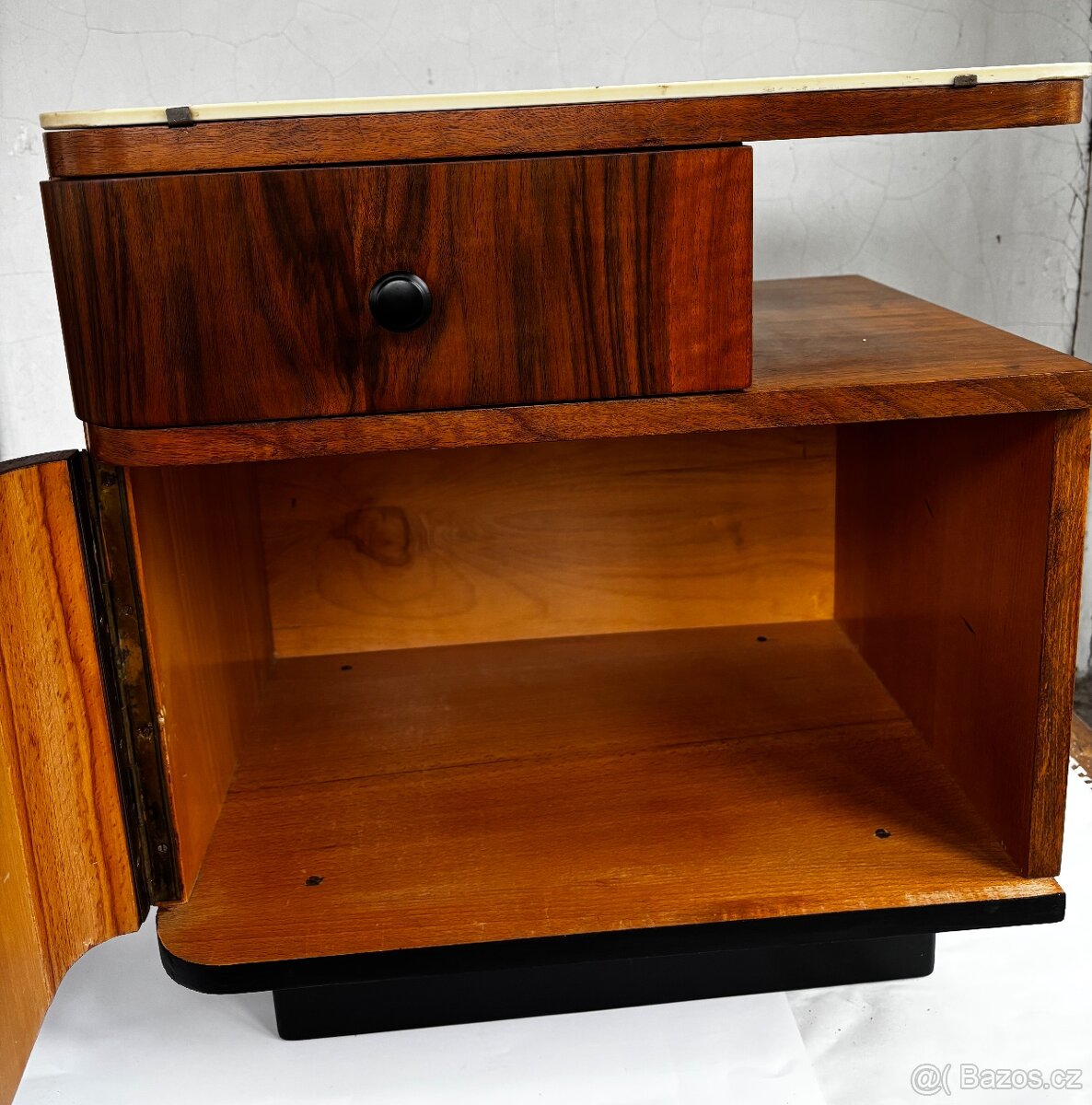 Zrenovovaný noční stolek - 4