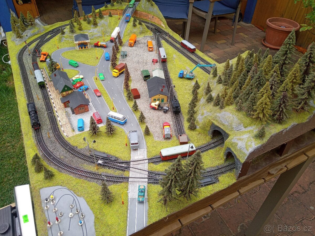 Prodám kolejiště TT plně funkční dva okruhy - 4