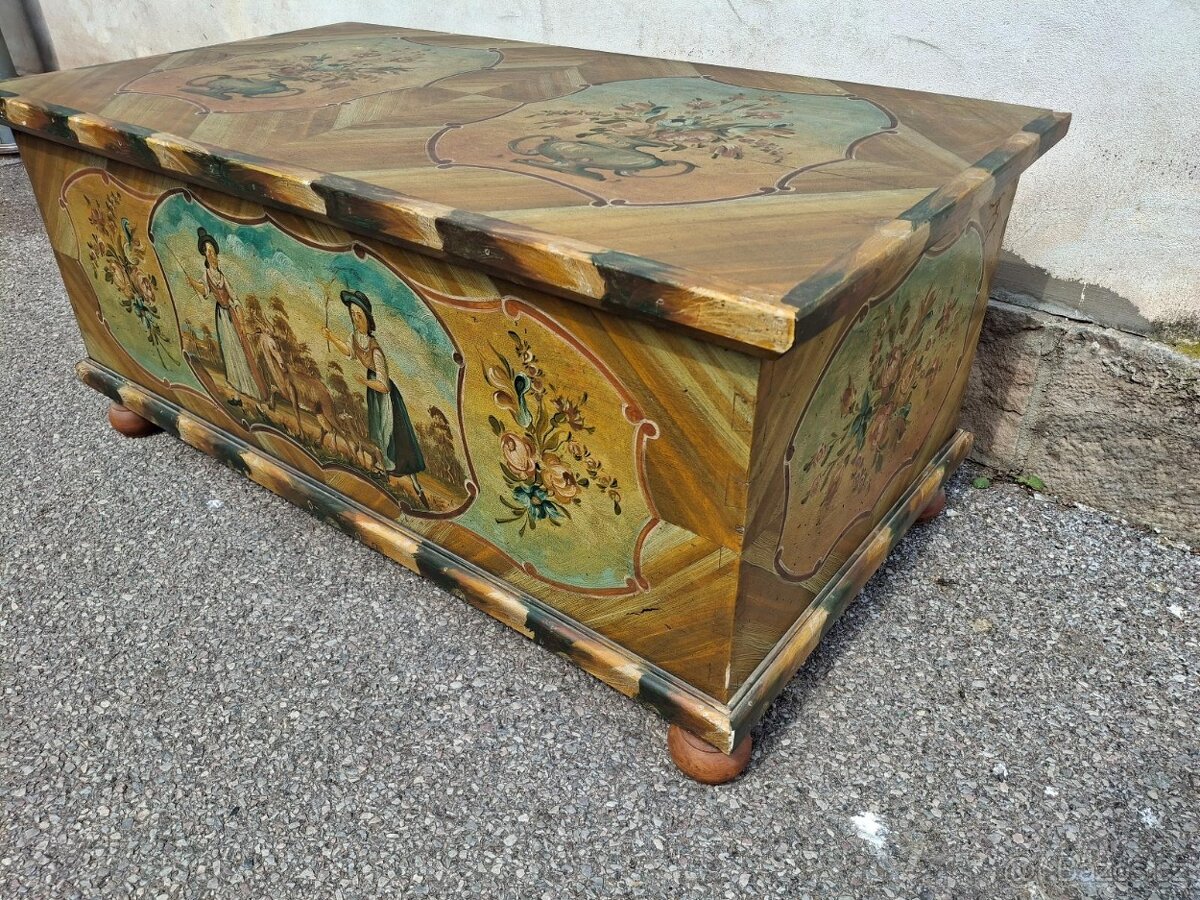 STAROŽITNÁ KRÁSNĚ MALOVANÁ TRUHLA PO RENOVACI - 4