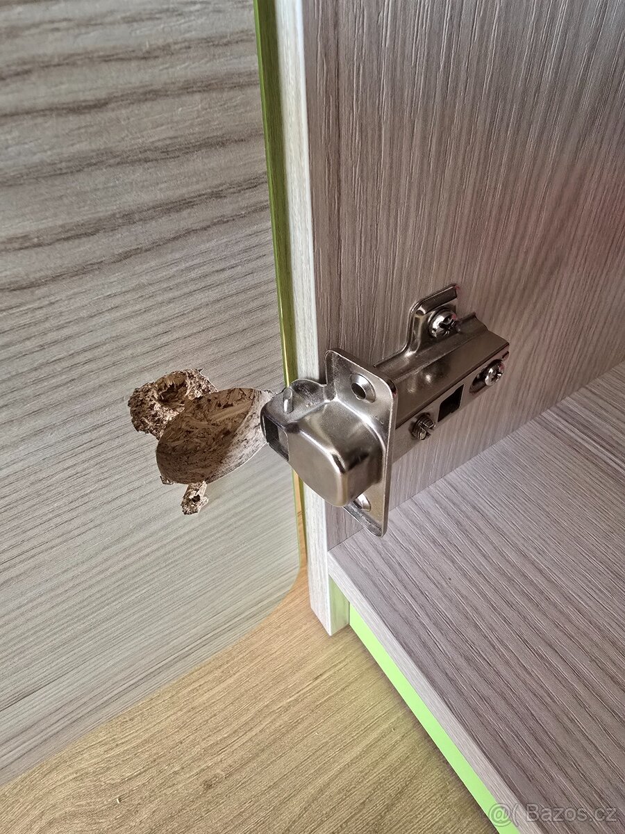 Dětská skříň + stůl - 4