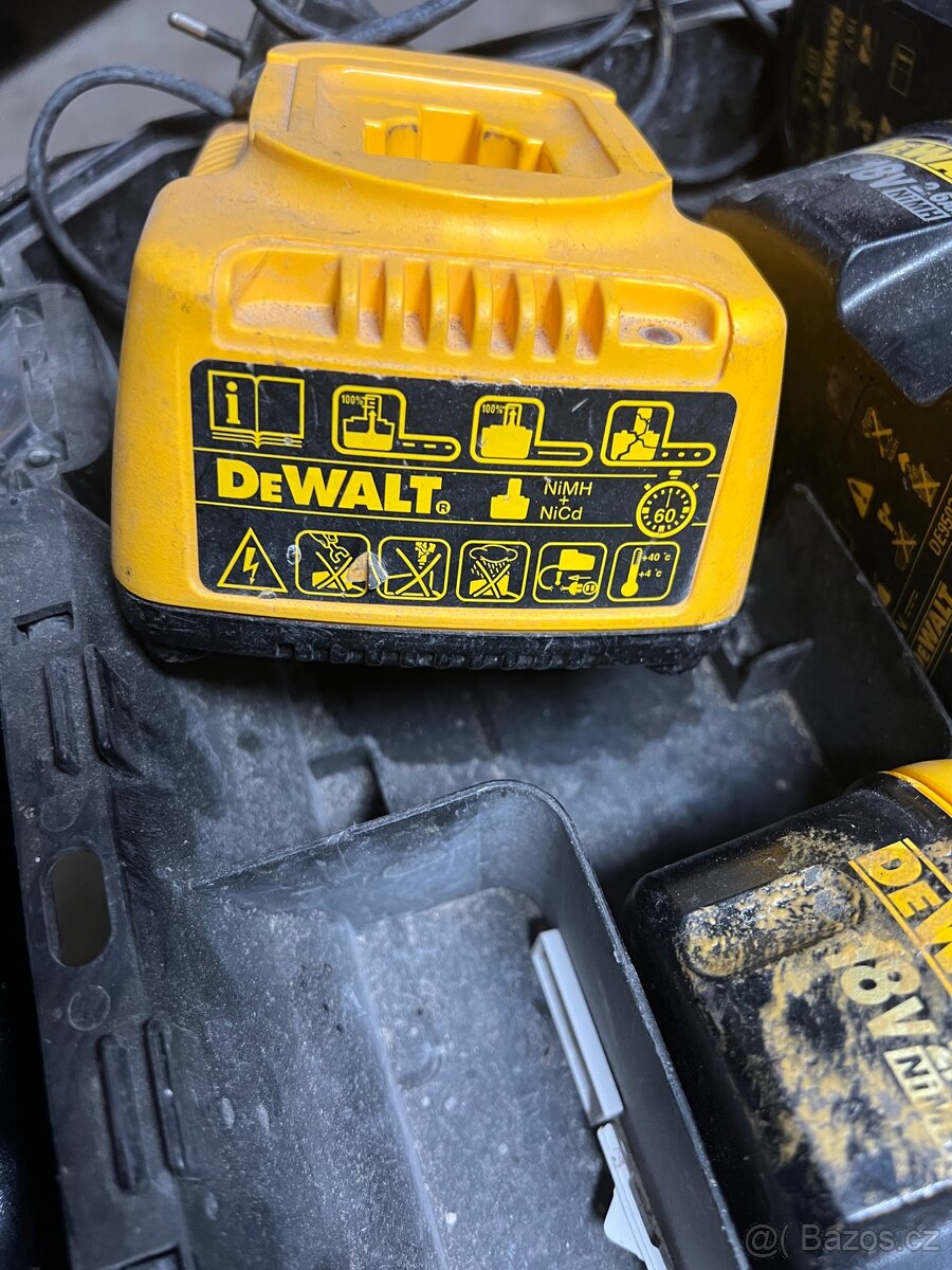 AKU vrtačka s příklepem DEWALT/ osobní předání . - 4