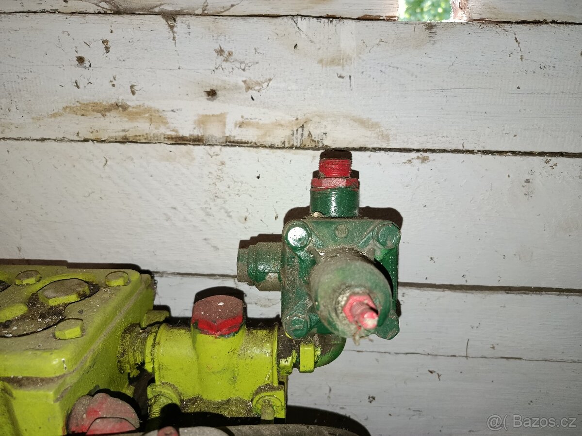 Starý masivní vzduchový kompresor - 4