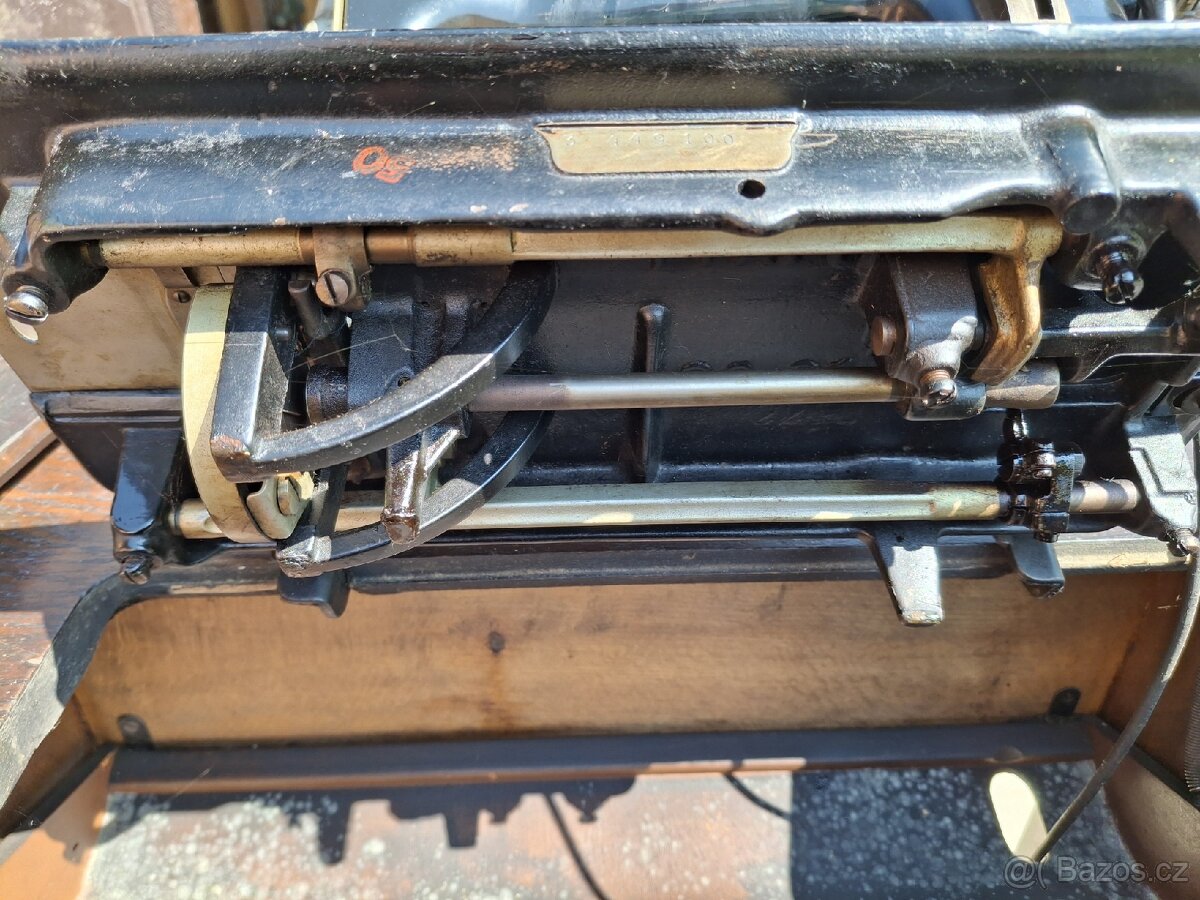 Šicí stroj PFAFF - 4