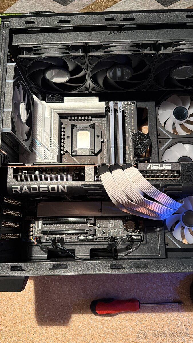 Core ultra 9 285K, 9070xt 16gb, 32GB ram 2TB disk - 4