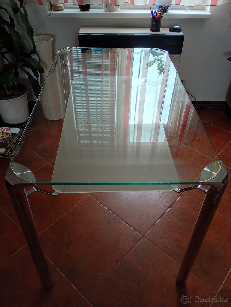 Prodám skleněný jídelní stůl - 4