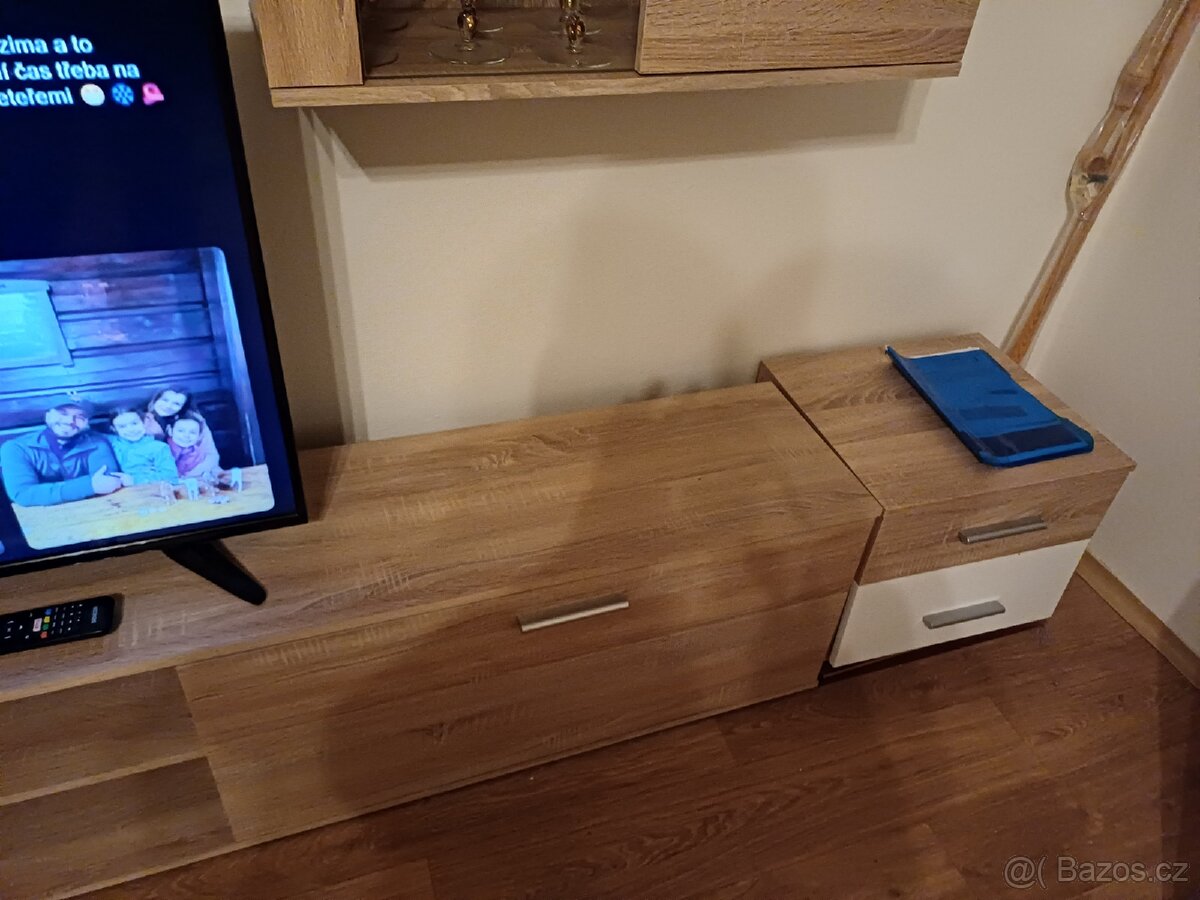 PRODÁM HEZKOU OBÝVACÍ STĚNU LEVANO DUB SONOMA
- 4