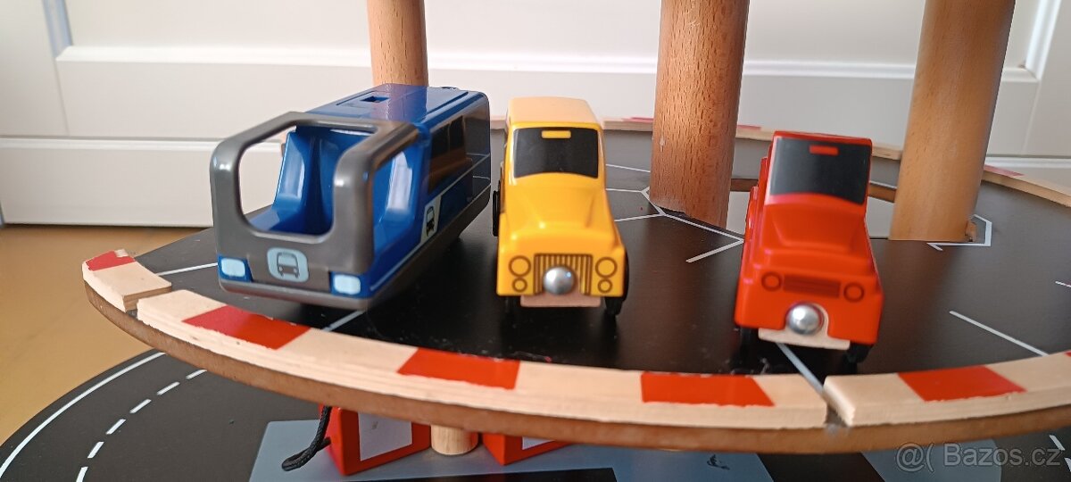 Dřevěné parkoviště + sada autíček - 4