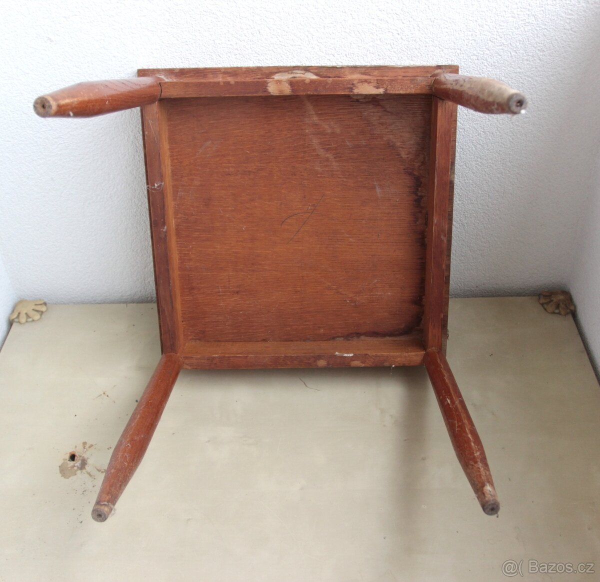 Malý dřevěný stoleček s lakovanou deskou - 4