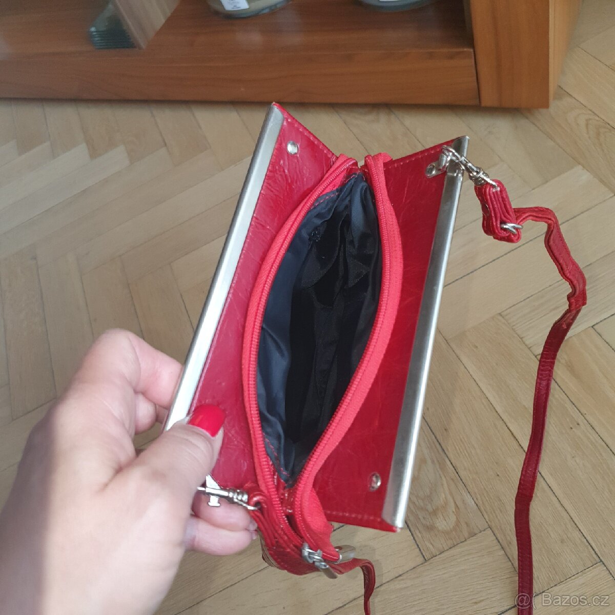 Malá červená crossbody kabelka - 4