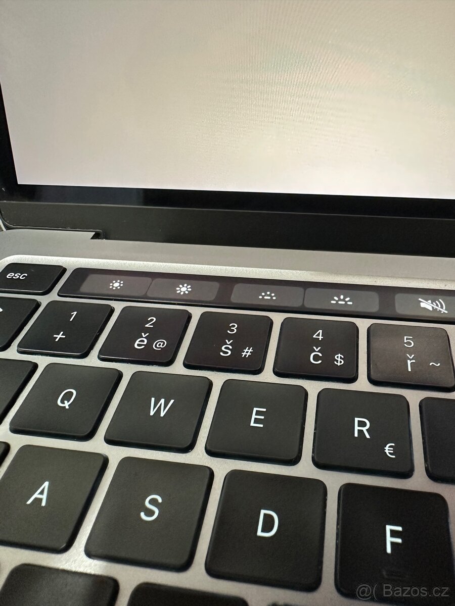 MacBook Pro 13" 2022 M2 / 8GB / 256GB - Vesmírně šedý - 4