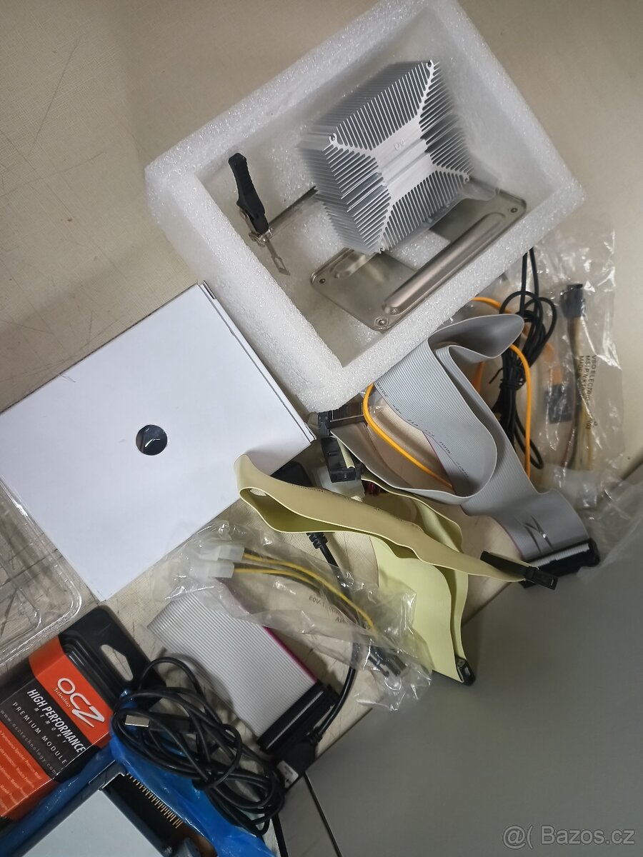 Prodám sadu stolních počítačů dle foto jako celek LEVNĚ - 4