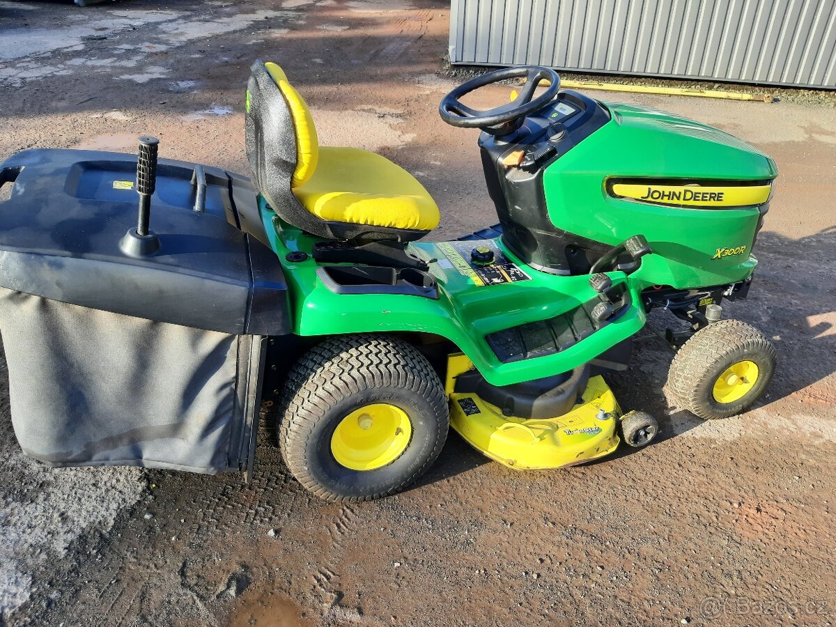 Zahradní traktor John Deere X300R - 4