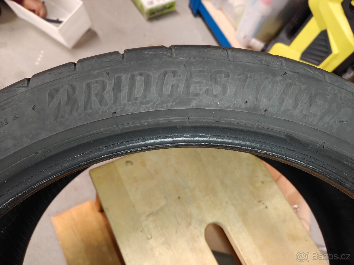 Bridgestone 225/40R19 93Y - 4