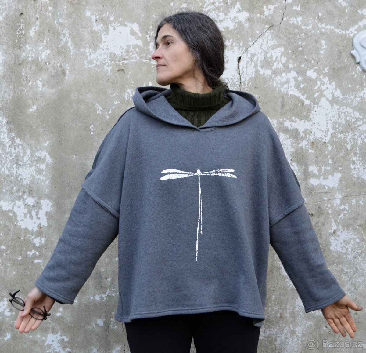 Šedá mikina s vážkou - 4