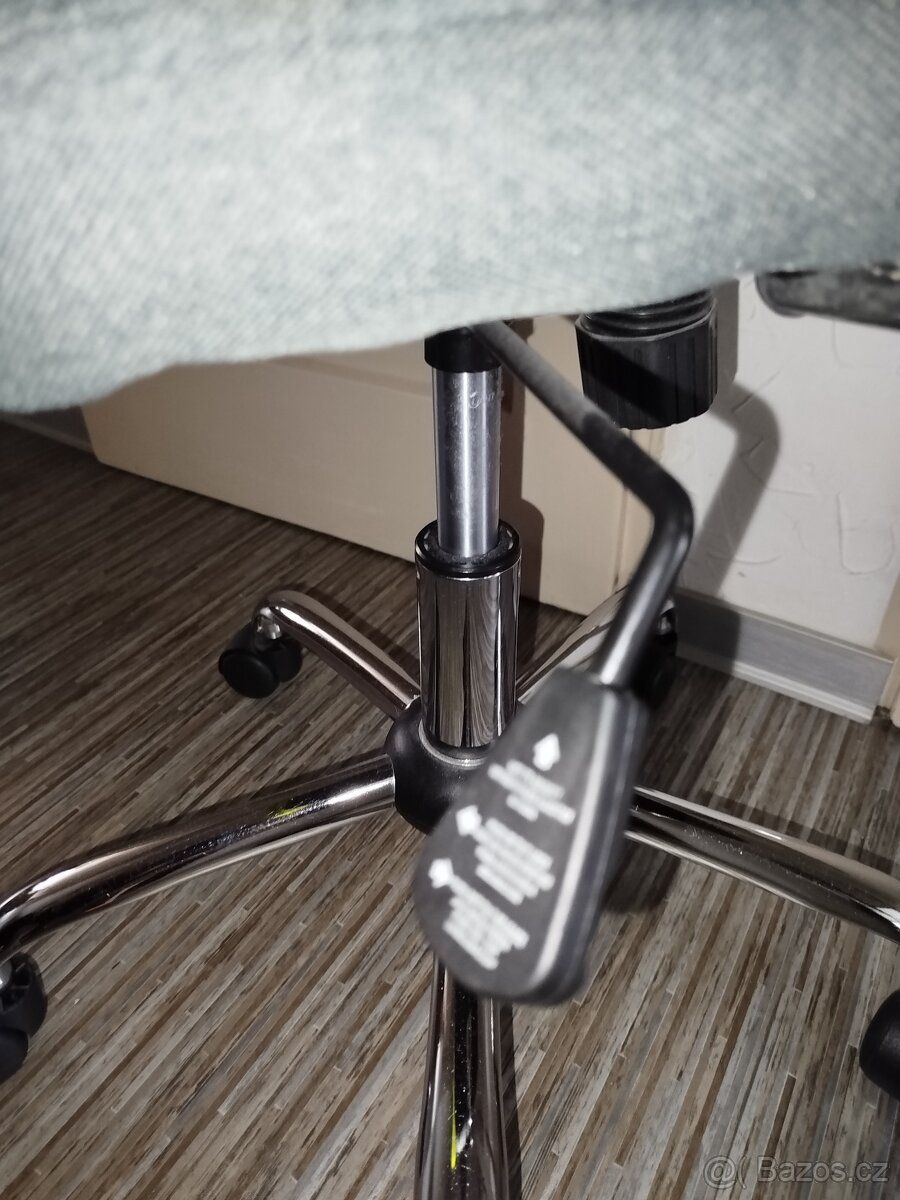 Dětská židle na kolečkách s područkami - 4