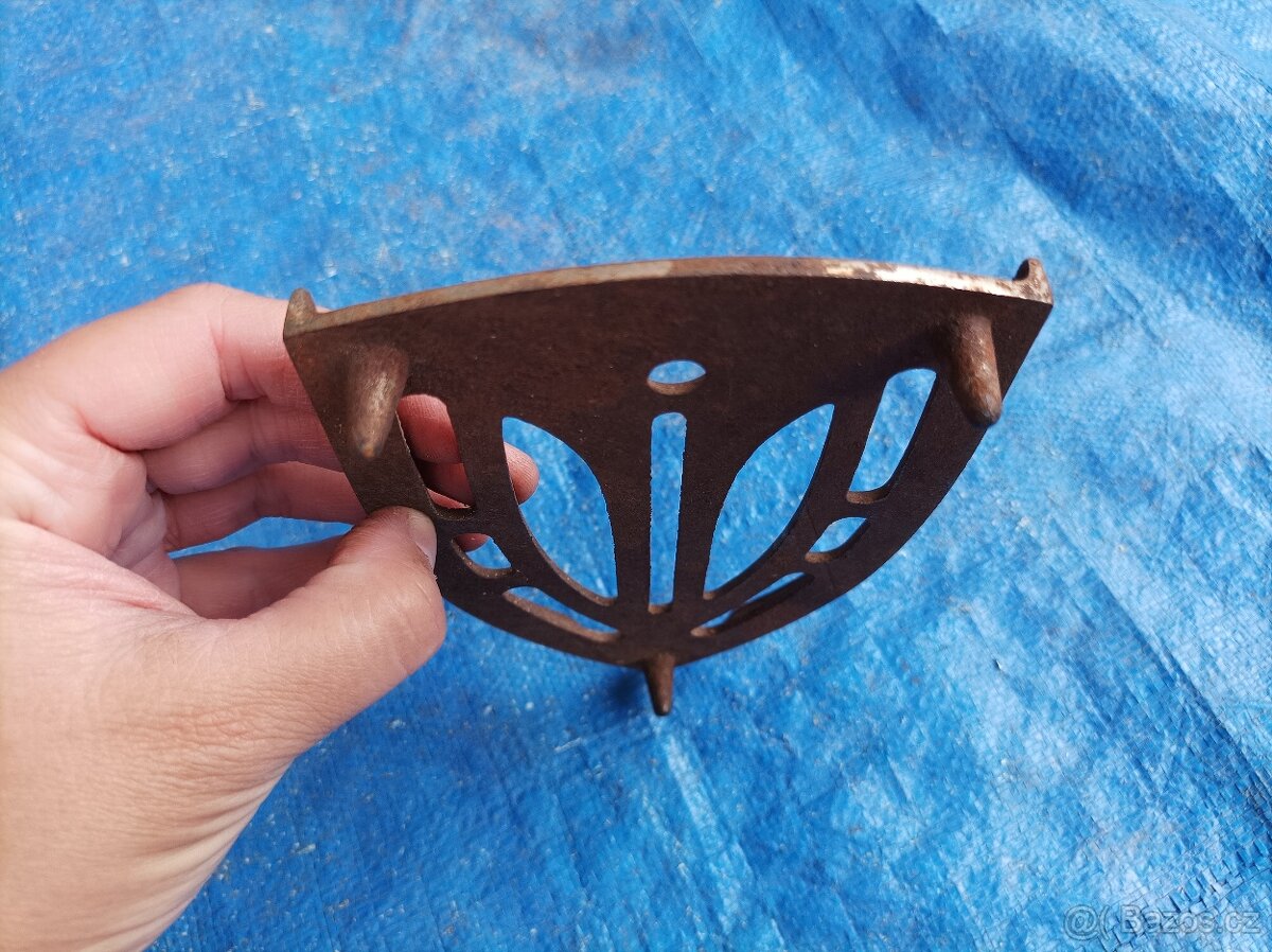 Litinový stojánek pod žehličku II. - 4