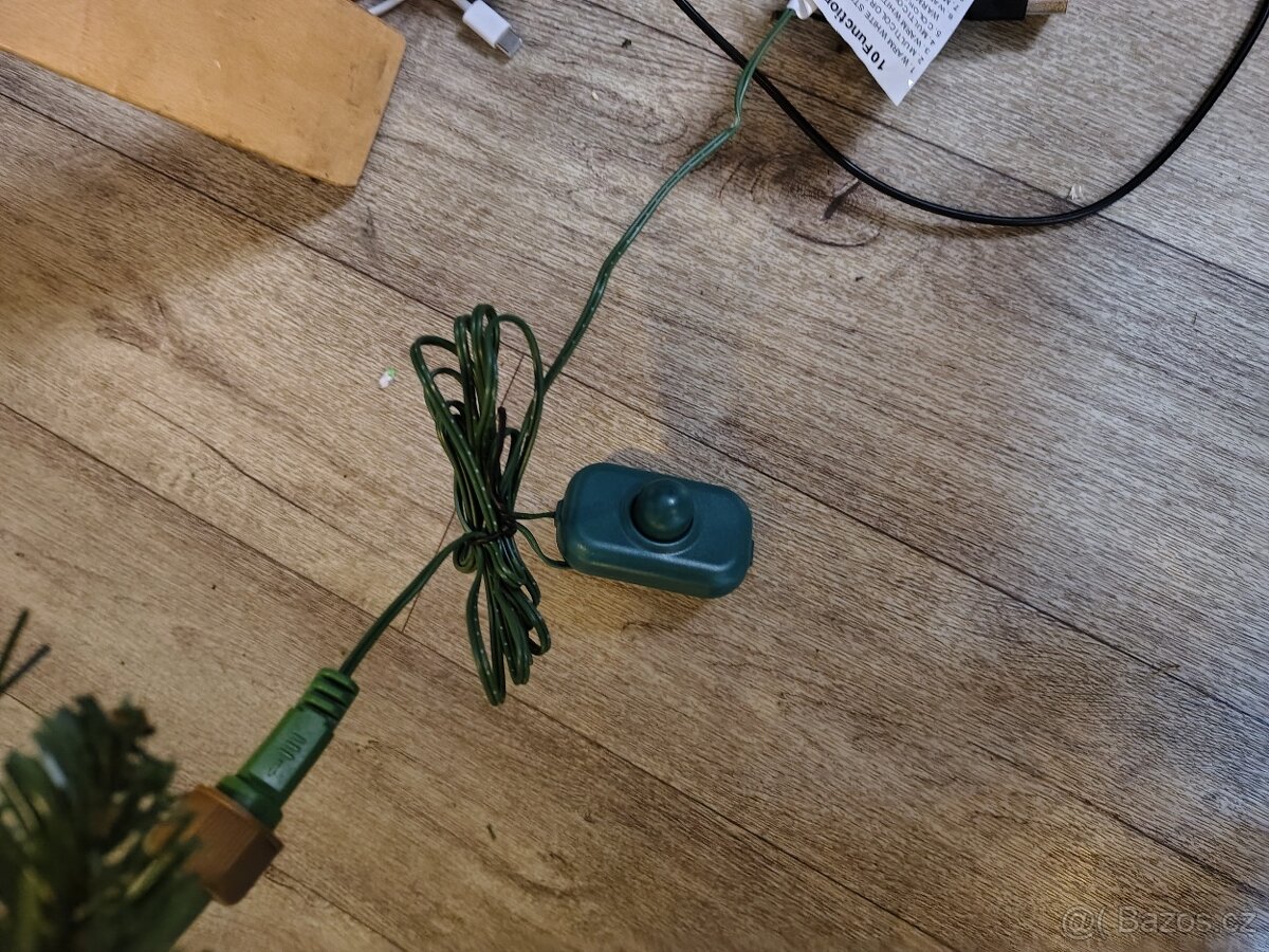 Umělý vánoční stromek s LED osvětlením a dřevěným - 4